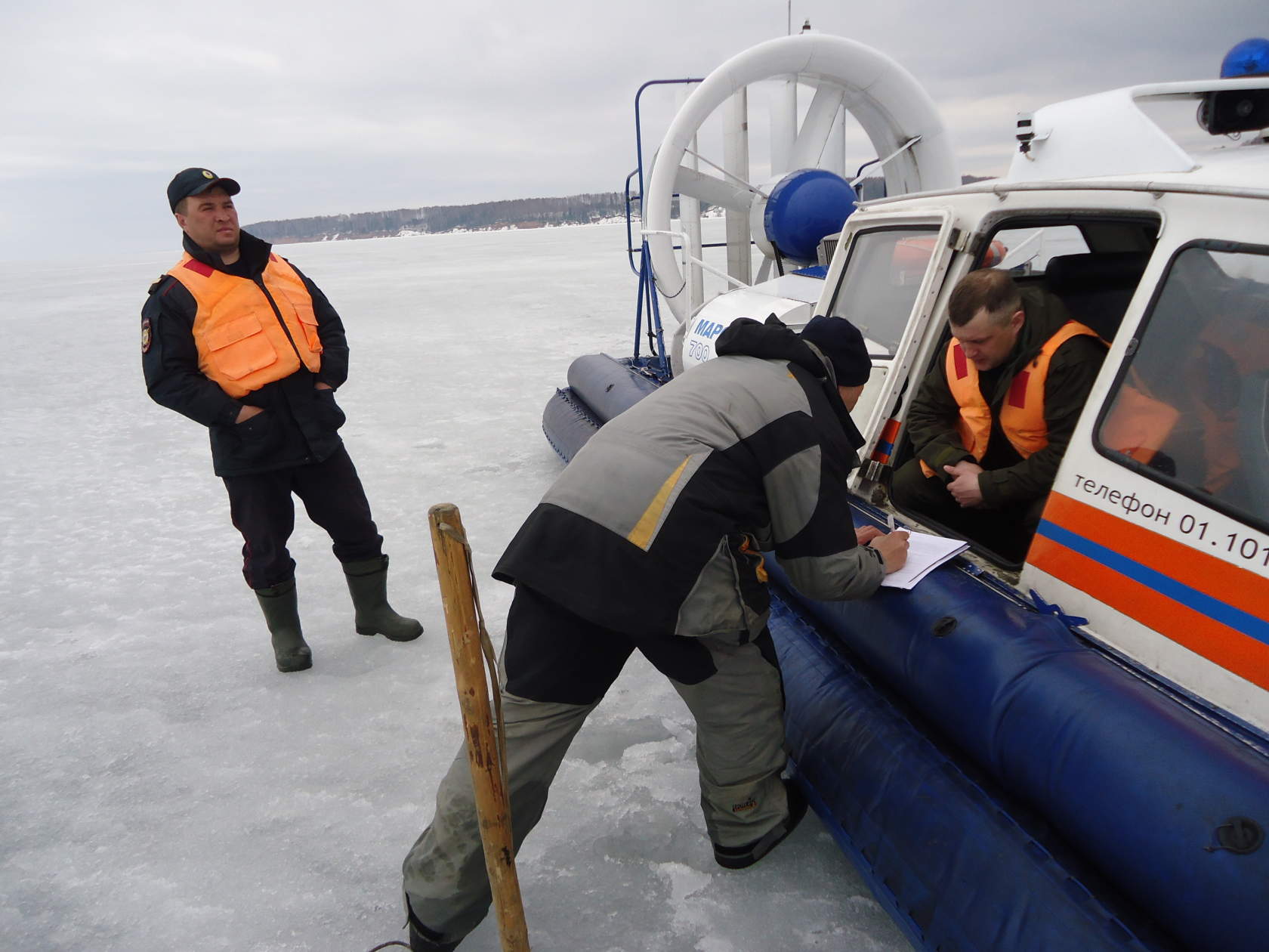 Рыбакам выписали штрафы за выход на лед