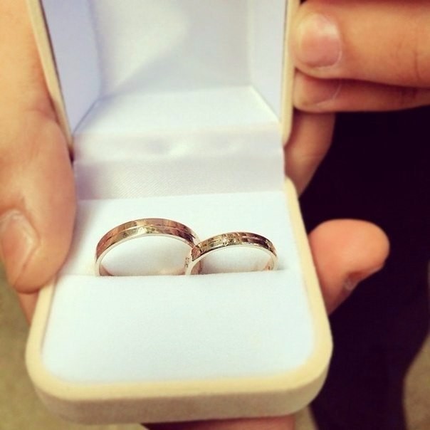 Обручальное кольцо в коробочке реальное фото Обручальное кольцо в коробочке реальное фото