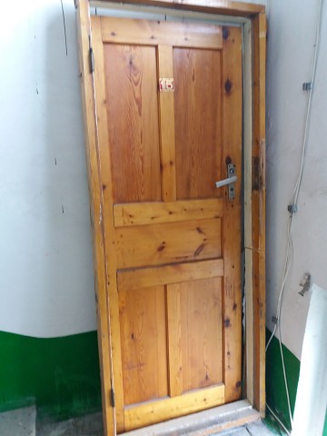 Купить деревянную дверь б у. БЭУШНАЯ дверь деревянная. Двери деревянные б у. Деревянная дверь в коробке. Б У двери входные деревянные.