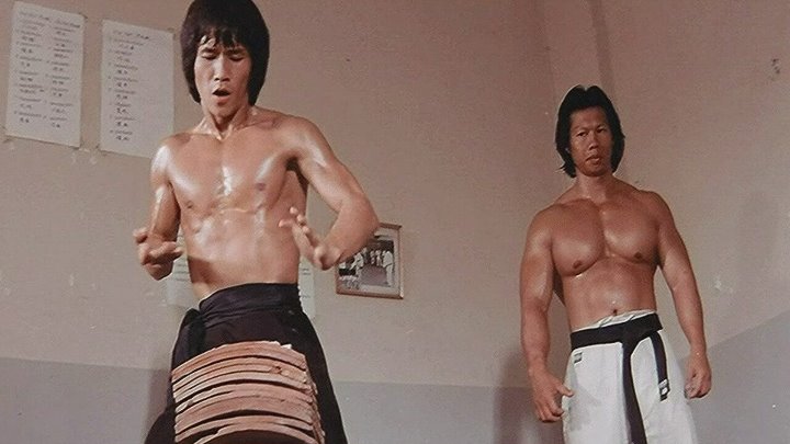 Клоны брюса. Брюс Ле двойник Брюса ли. Bruce Lee 1980. Клоны Брюса ли 1980. Клоны Брюса ли 1980 Постер.
