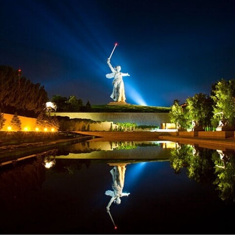 Мамаев курган ночью фото Мамаев курган ночью фото