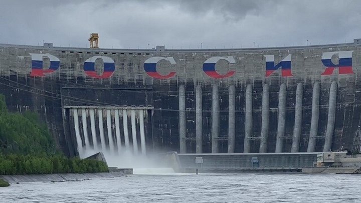 Саяно шушенская сброс воды. Береговой водосброс Саяно-Шушенской ГЭС. Саяно-Шушенская ГЭС водосброс 2021. Хакасия Саяно Шушенская ГЭС 2021. Эксплуатационный водосброс Саяно-Шушенской ГЭС.