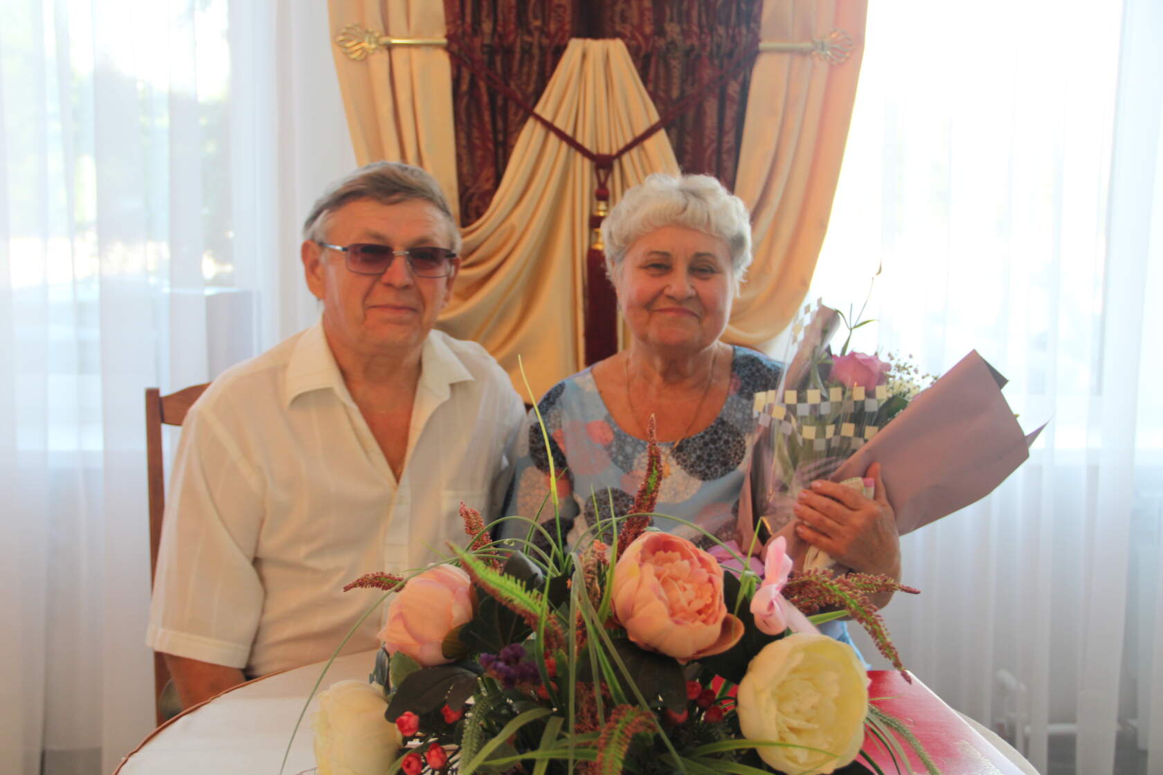 Сегодня поздравления с золотой свадьбой принимают петровчане Валерий и Тамара ВЯЛОВЫ