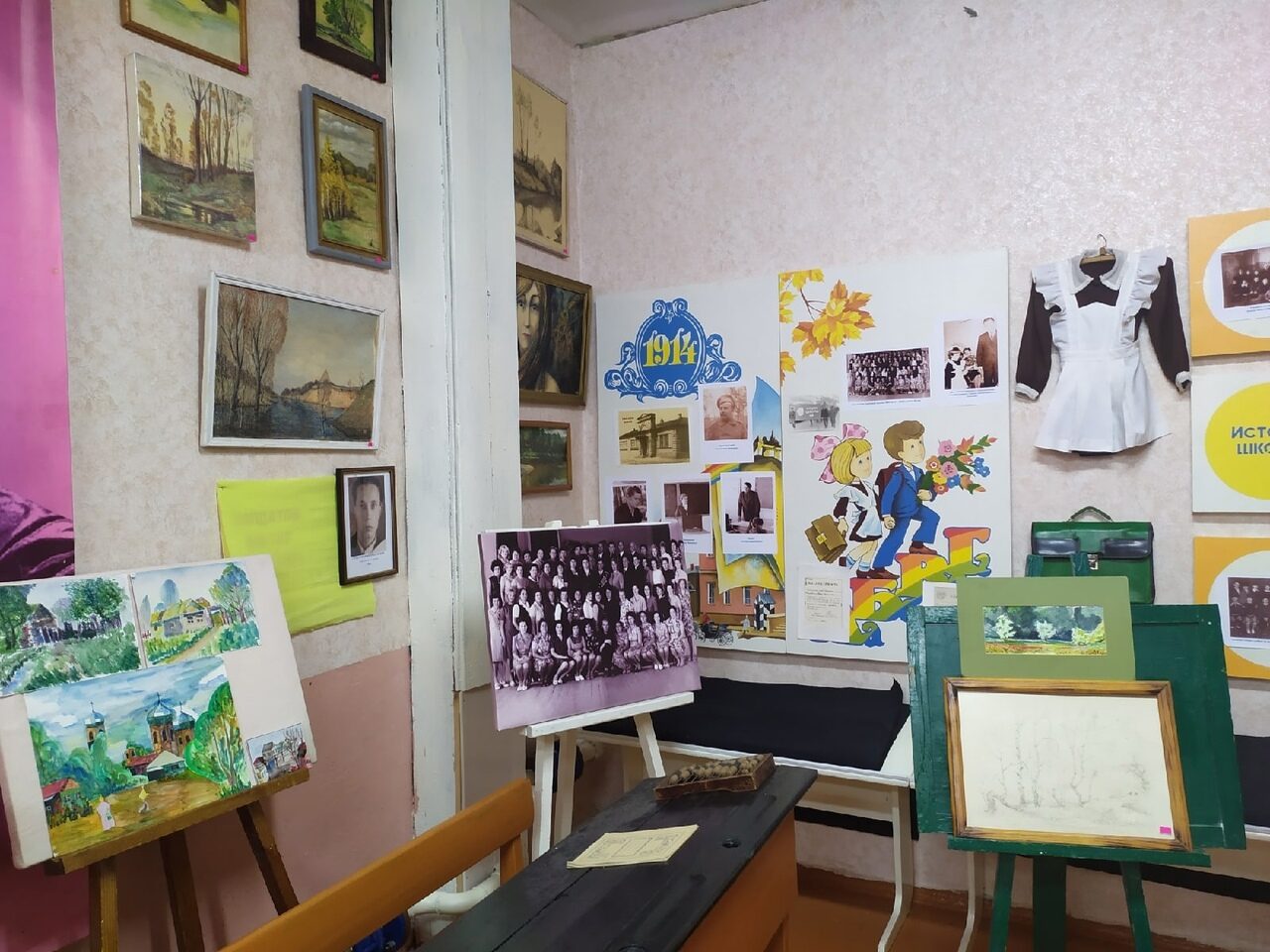 В музее школы №8 работает выставка картин и рисунков выпускников