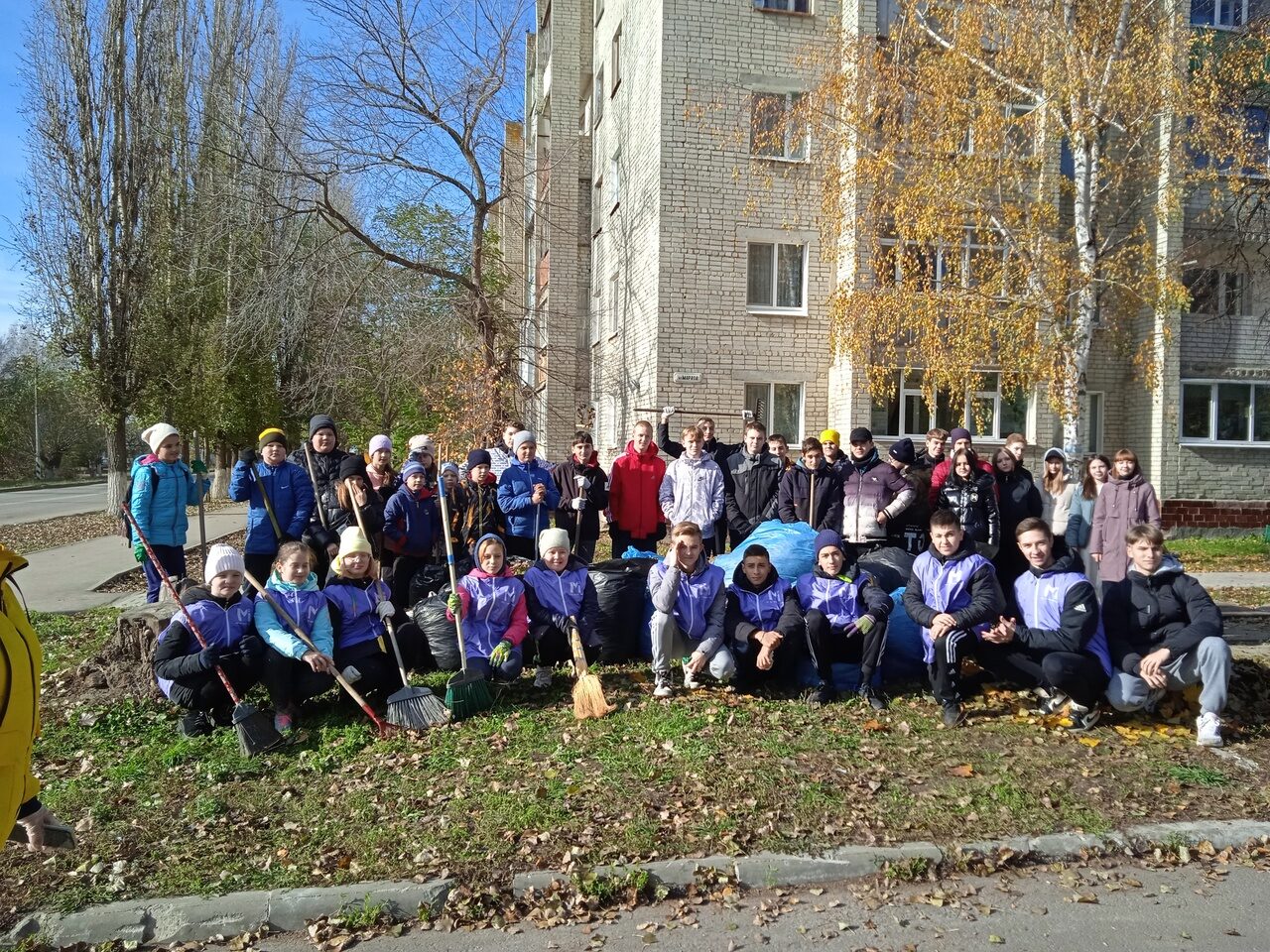 Петровские волонтёры провели осеннюю уборку в сквере 70-летия Победы на улице Марата