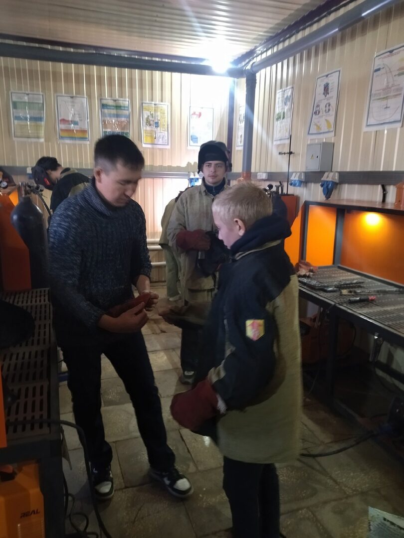 Девятиклассники петровской школы №5 знакомятся с профессиями, которые можно получить в агропромышленном техникуме
