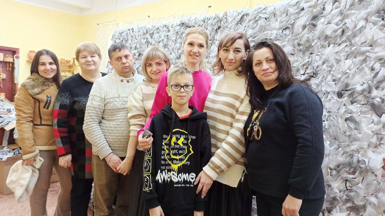 Участницы группы "Петровские Zолушки" научились плести маскировочные сети