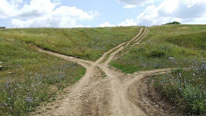 Четыре дороги песня. Три дороги. Перекресток трех дорог. Дороги распутье. Дорога с развилкой.