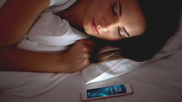 Женщина на ночь с телефоном фото Женщина на ночь с телефоном фото