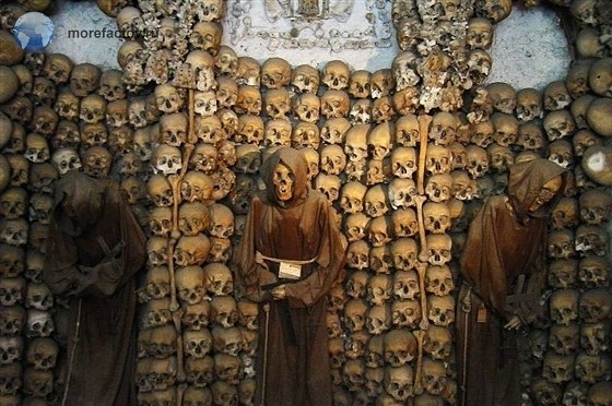 Парижские катакомбы-подземелье из костей.