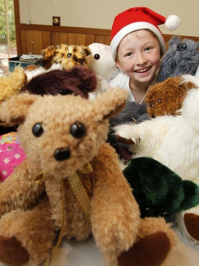 Картинки по запросу Это Campbell Remess, ему 12 лет и он научился шить мягкие игрушки. За жизнь он сшил уже более 800 плюшевых зверей (и 450 только за этот год!), но не для себя – он дарит их больным детям по всей стране.