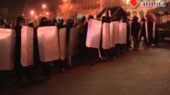 22.02.14 - Активисты со щитами движутся на ХОГА