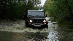 Наводнение в Деревне. УАЗы, Паркеты и люди в брод :)