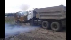 Грузовые автомобили КАМАЗ вытягивают погрузчик из болота