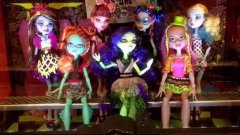 We are Monsters- Monster High Display l YOUTUBE