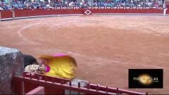 Бык Поднял на Рога Тореадора в Испании   Matador Gored By Bu...