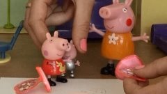 Свинка Пеппа 16 серия Пеппа и Джордж играют печатями Peppa P...