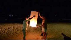 Запуск горящего фанарика пляж острова Пхукет (Тайланд)