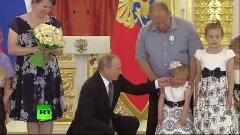 Владимир Путин утешил плачущую девочку в Кремле :)