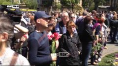 Цветы в память об убитых украинскими нацистами 2 мая 2014 го...