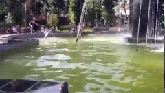 КРУТО! Парни купаются в фонтане. Покровский сквер. #Харьков