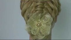 Прическа с плетением на средние волосы.Hairstyle with braide...