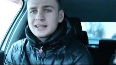 Чувак классно читает русский рэп под музыку в машине