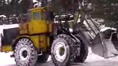 Трактор К 701 Кировец .чистит снег.