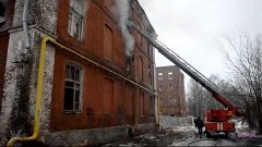 ЯрКуб - второй день горит жилой корпус фабрики «Красный Пере...