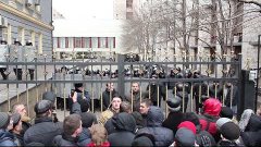 Штурм Донецкой областной администрации 3 марта. Забор сломан...