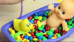 Видео с куклой  Пальчики купают пупсика в ванночке с M&amp;M&#39;s  ...
