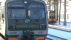Электропоезд ЭД4М-0181 отправляется от станции Очаково