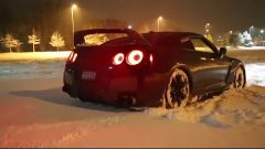 Nissan GT-R резвится в снегу.