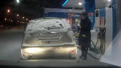 В Сургуте женщина случайно подожгла автозаправочный шланг.