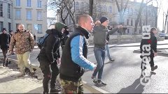 Радикалы закидали камнями милицию во Львове