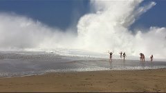 Giant Wave Crash Lumaha&#39;i Beach in Kauai, Hawaii