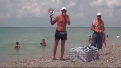Вован продает пирожки на пляже, море, Сочи, Адлер - лето 201...
