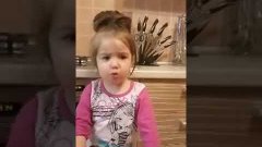 двухлетняя девочка забавно рассказывает стихотворения
