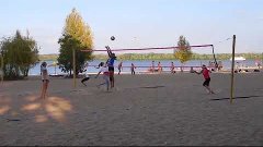 Девушки играют в волейбол на пляже.