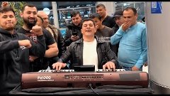 Музыкант устроил супер концерт в аэропорту Домодедово пока з...