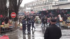 Curaj.TV - Poliția la piață: ia marfa și nu plătește (Video ...
