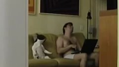 Жена тайком сняла видео как муж танцует с собакой
