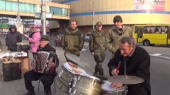 2014. 11. 18  Дедушки музыканты в Донецке не прекращают игра...