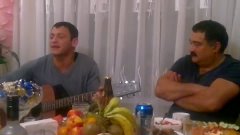 цыган поёт и играет на гитаре