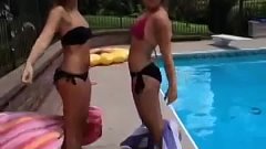 Неудачный прыжок девушек возле бассейна