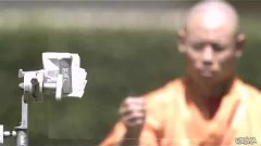 Монах бросает иголку через стекло
