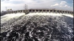 Сброс воды на Жигулёвской ГЭС.