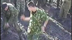 Чечня, русские солдаты танцуют в грязи