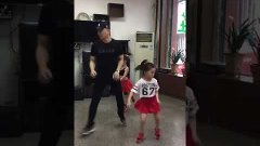 Прекрасное трио, папа танцует с дочками