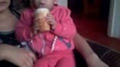 Айше морожено кушает